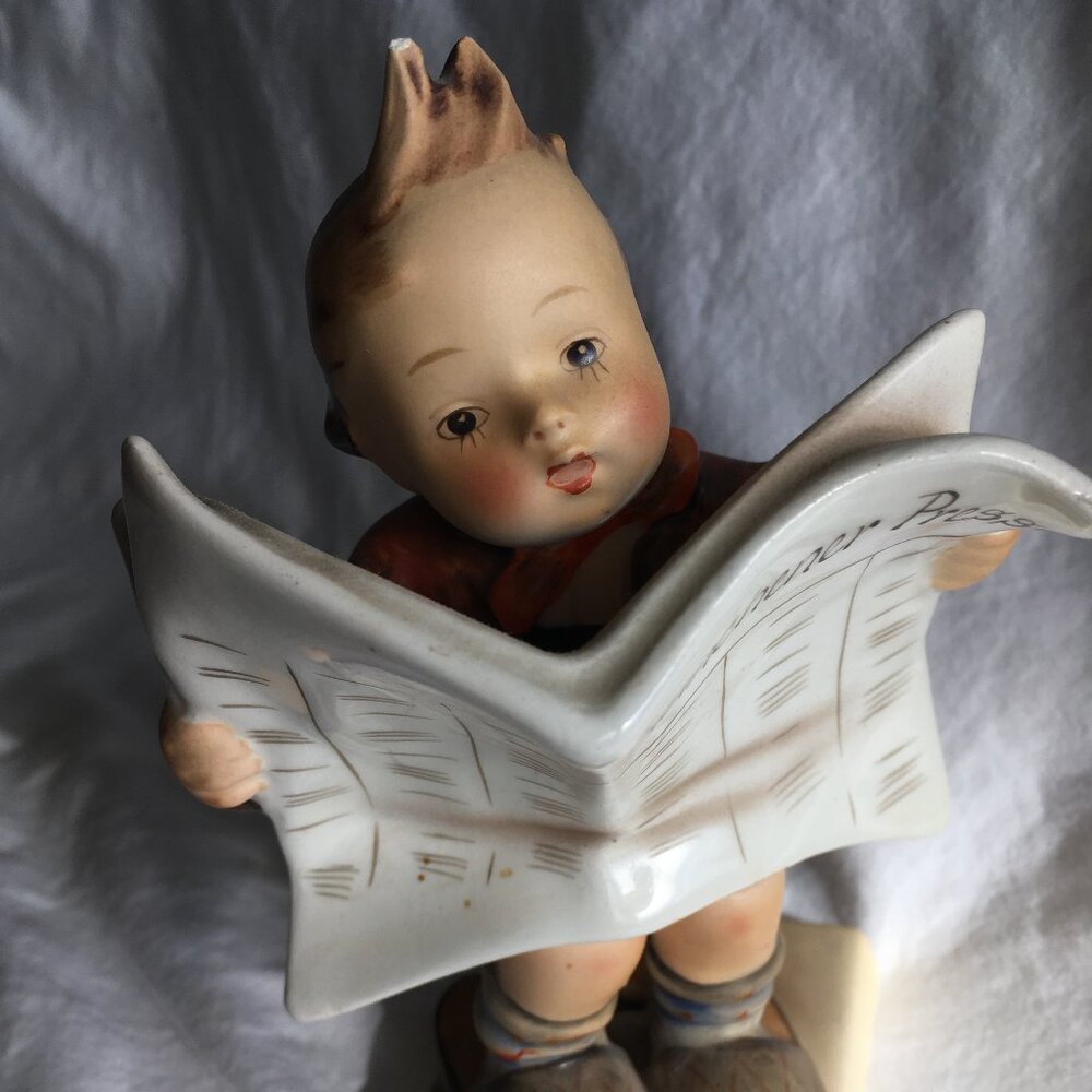 Hummel - Porcelain Figurine "Latest News" #184 Boy with Newspaper TMK2